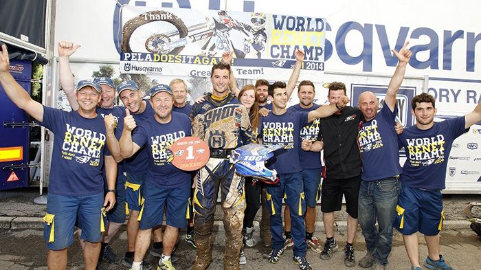 O Παγκόσμιος Πρωταθλητής Ε2 2014 Γάλλος Pierre Alexandre (Pela) Renet, ποζάρει χαρούμενος με την Εργοστασιακή Ομάδα Bel-Ray Husqvarna.